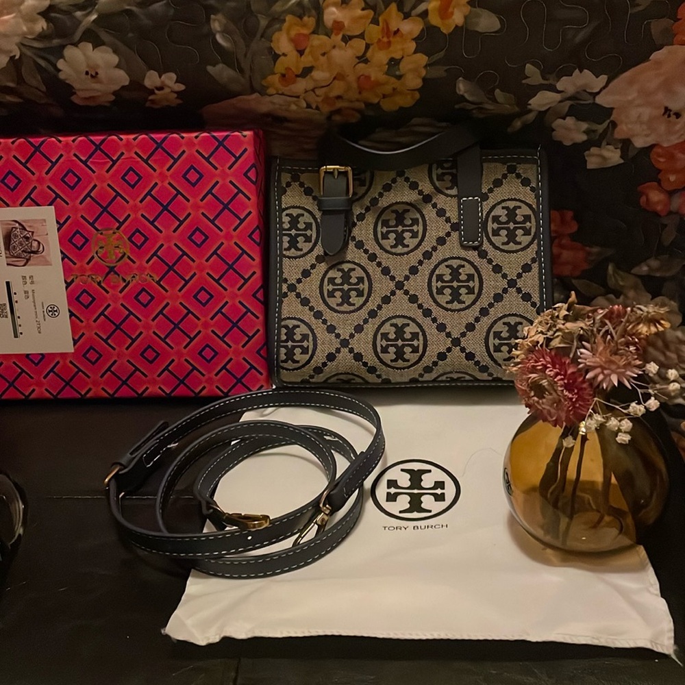Beautiful fashion bag . Brand New comes with dust bag & Box. Closet clear out .